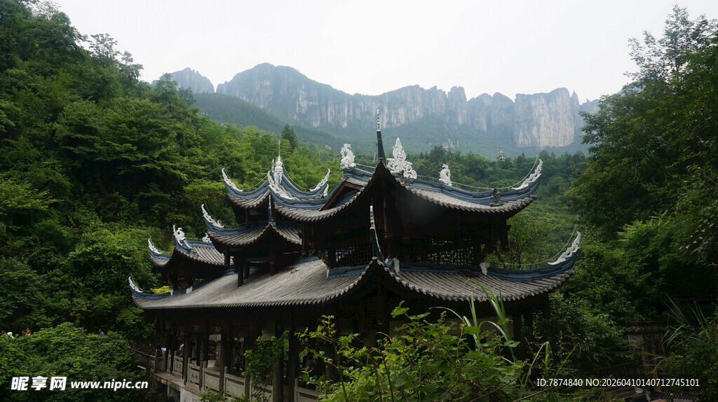 恩施山林中的中式古建筑群