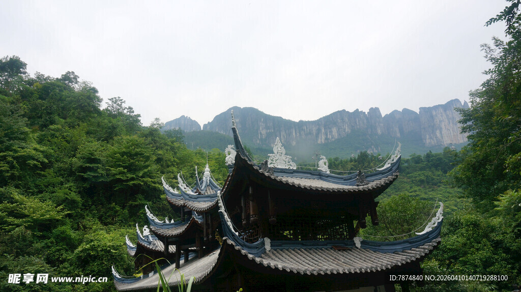 恩施山林中的中式古建筑