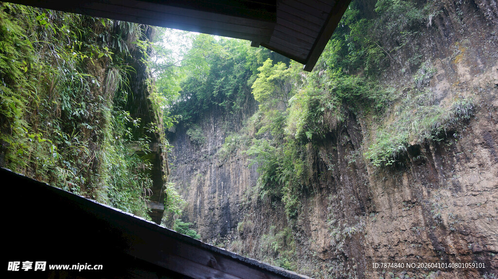 恩施峡谷峭壁间的自然景致