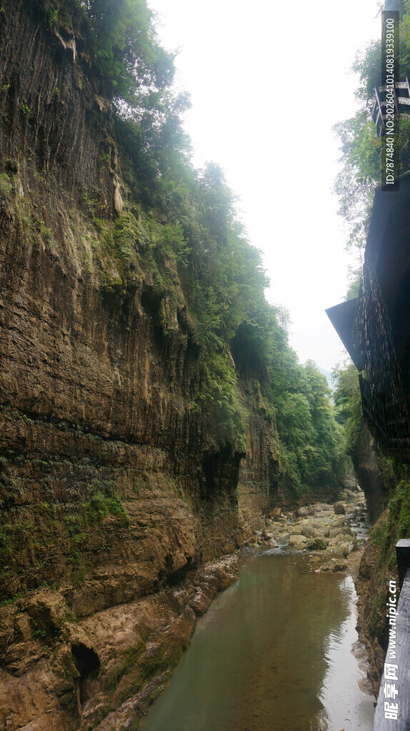恩施峡谷河流间的绿意风光