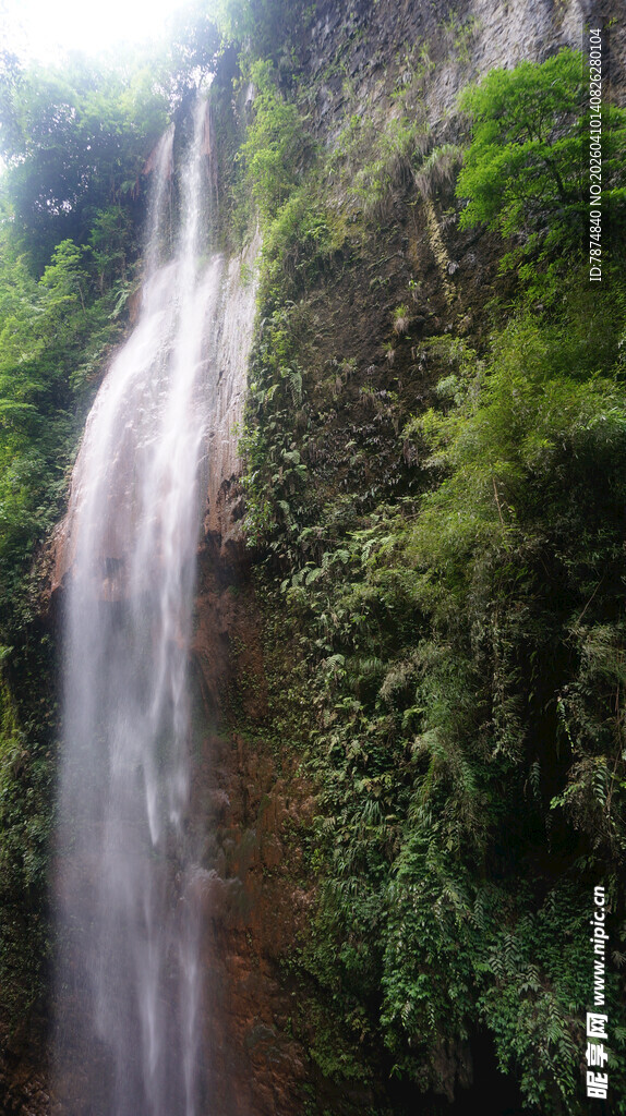 恩施山间瀑布 绿意环绕的美景