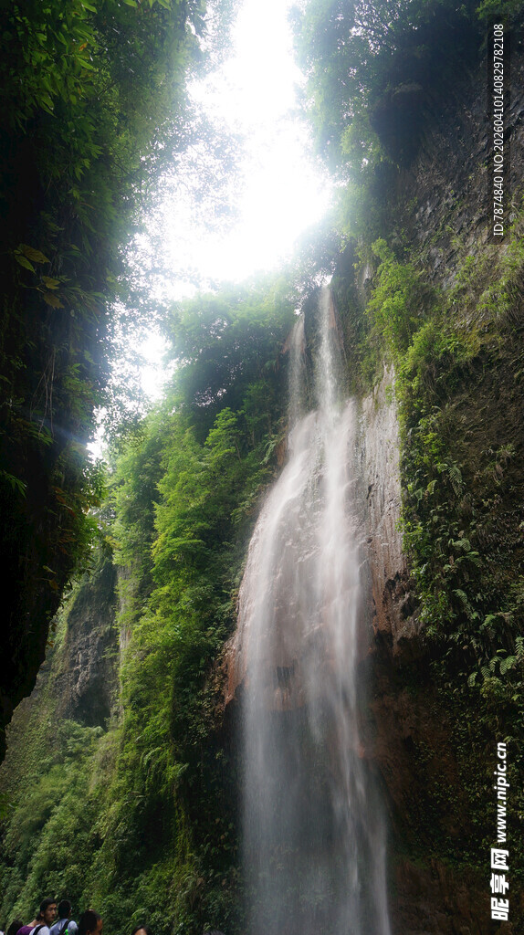 恩施山间飞瀑 绿意环绕的美景