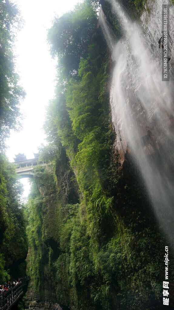 恩施雨林中壮观的瀑布景观