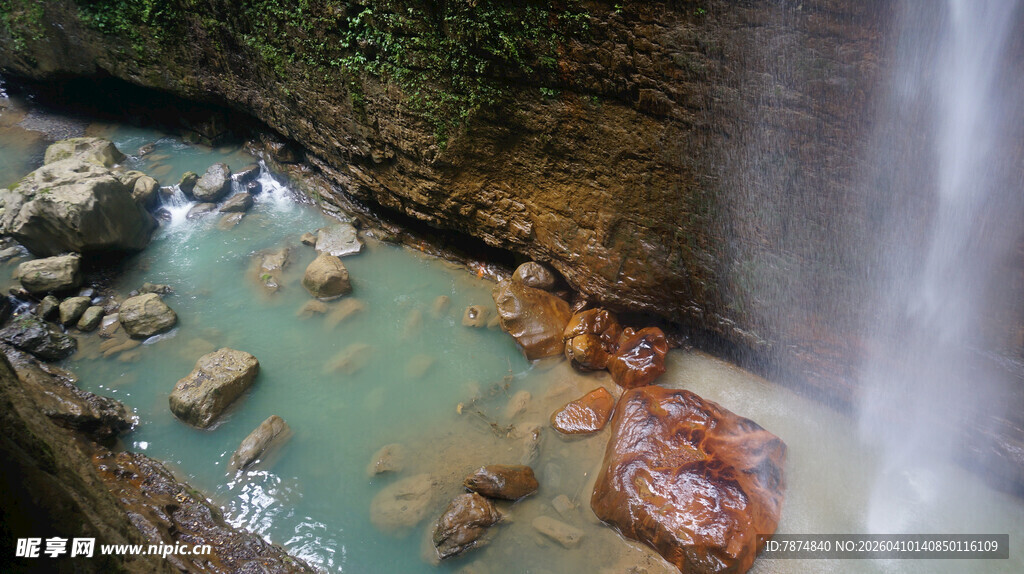 恩施山间清潭瀑布景观