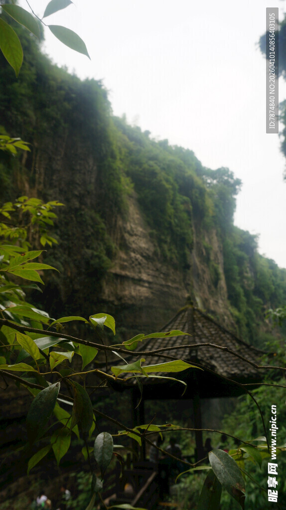 恩施山间峭壁下的绿意景致