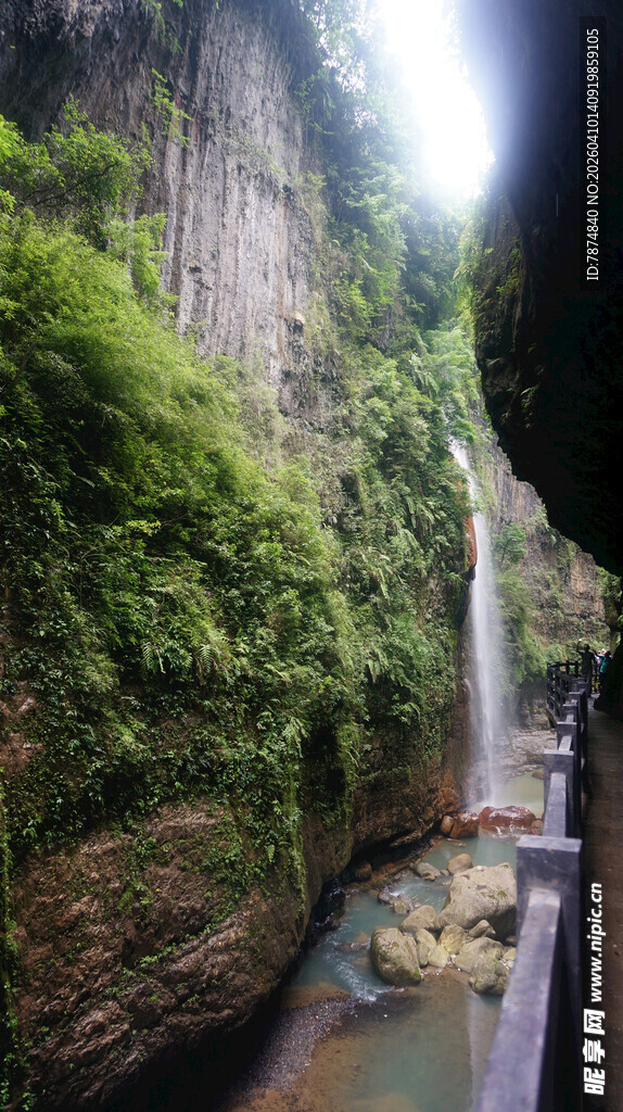 恩施峡谷瀑布间的自然美景