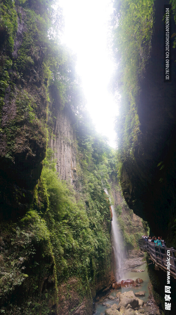 恩施峡谷栈道 绿意盎然的自然景