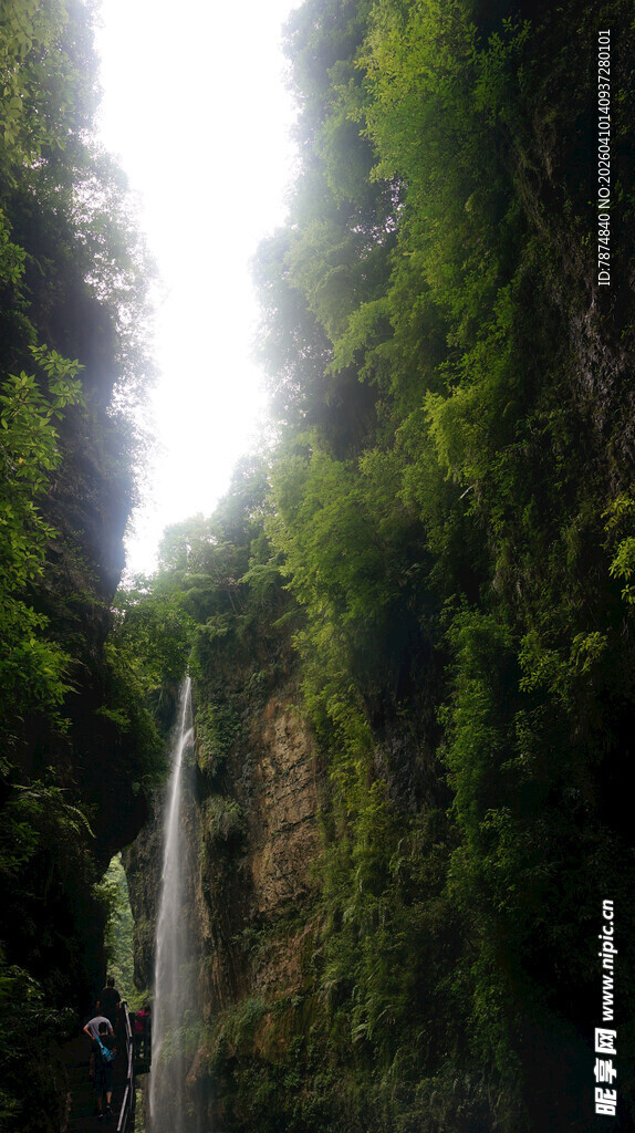 恩施峡谷间的灵动瀑布景观