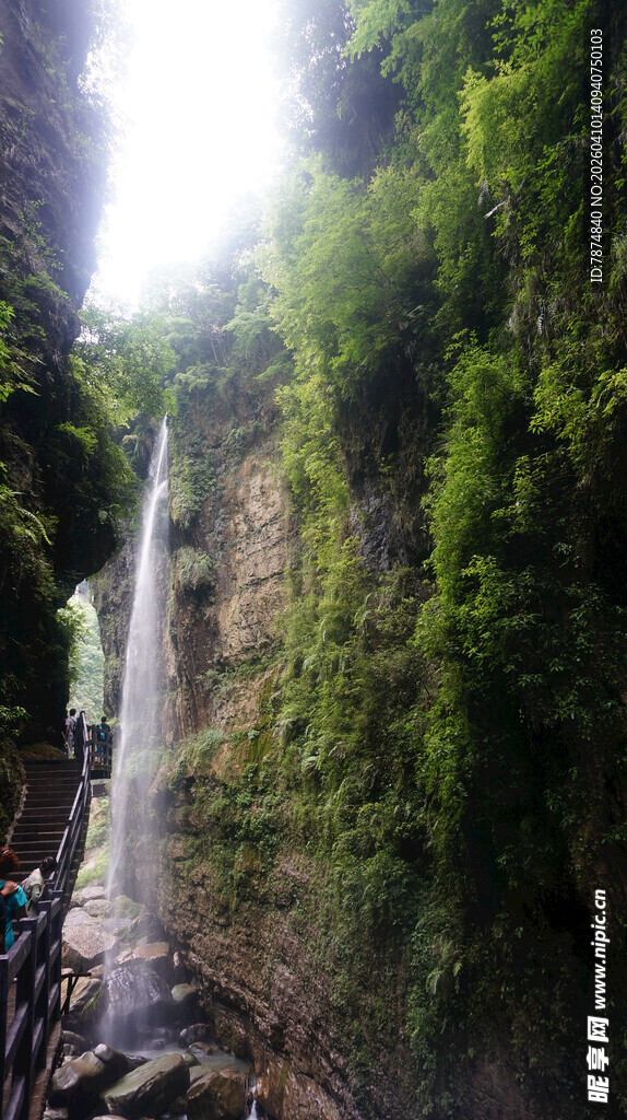恩施山间瀑布下的清幽步道
