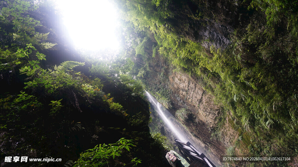 恩施山间瀑布 绿意环绕之景