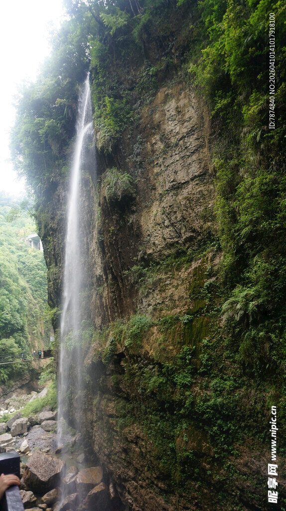 恩施山间瀑布 绿意环绕的美景