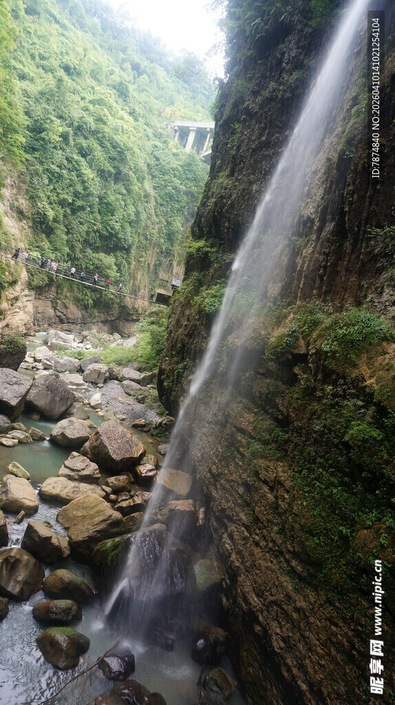 恩施山间飞瀑下的清幽溪流