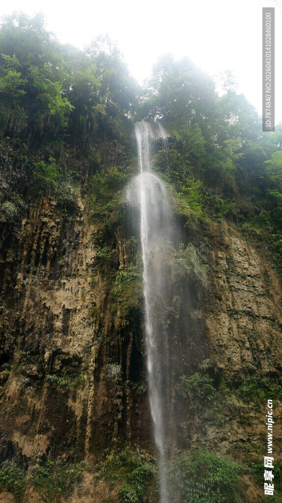 恩施山间瀑布景观