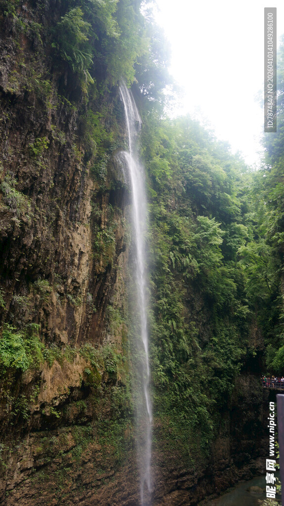 恩施山间飞瀑 绿意环绕的美景