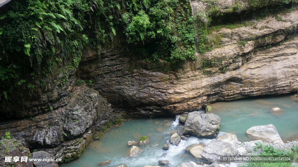 恩施山间清幽溪流与岩石景观