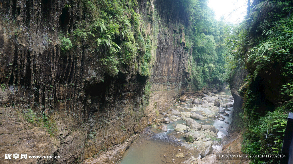 恩施峡谷溪流景观