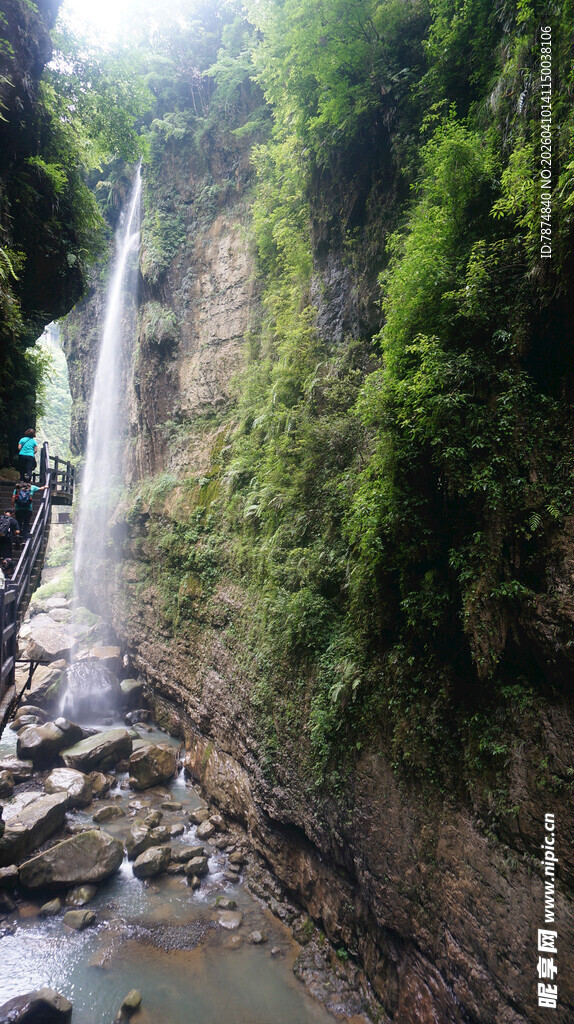 恩施山间瀑布下的清幽溪流