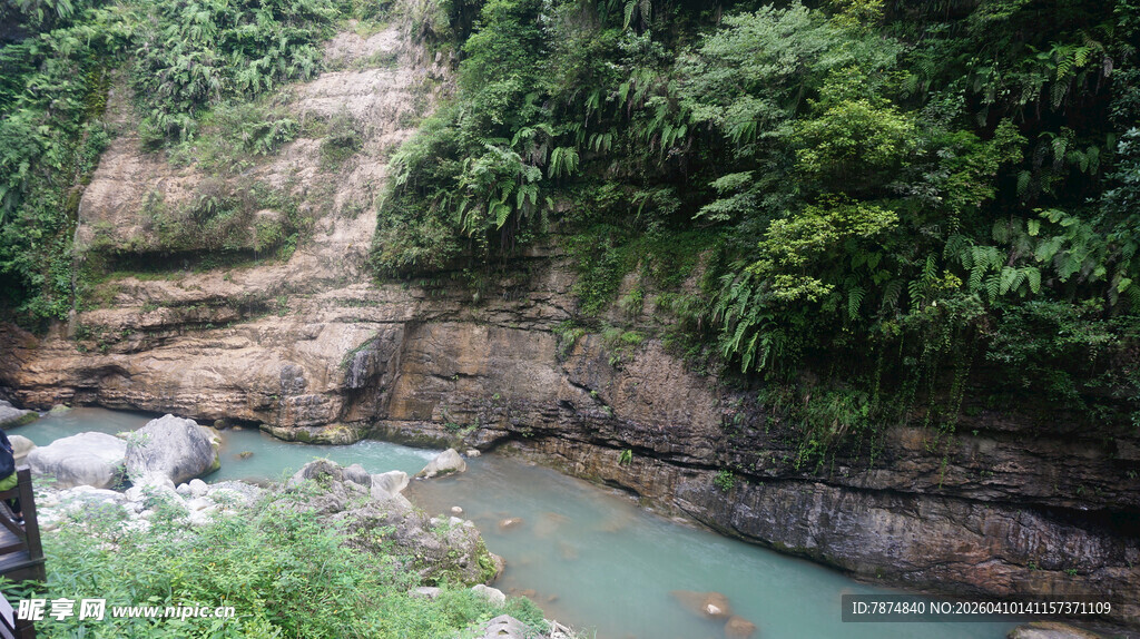 恩施山间清澈溪流 绿意环绕