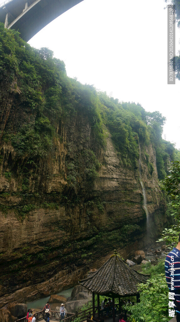恩施壮观崖壁下的人群景观