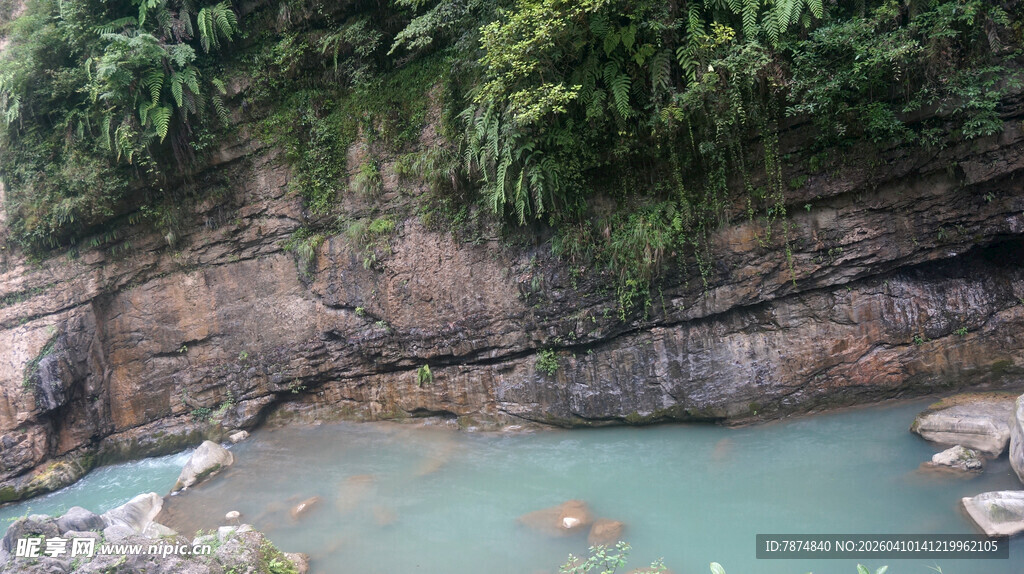 恩施山间碧潭 自然清幽之景