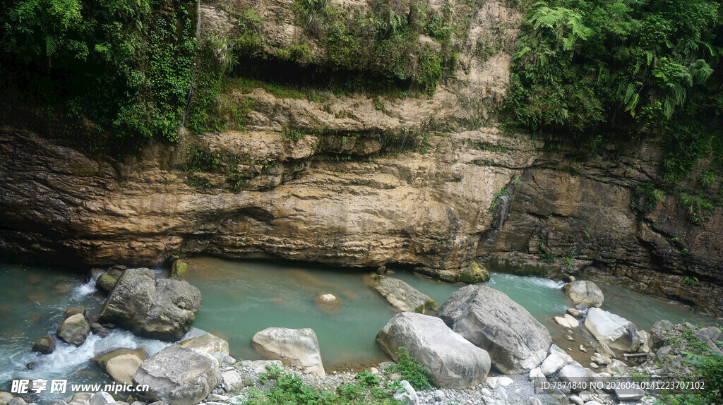 恩施山间碧绿溪流与岩石景观