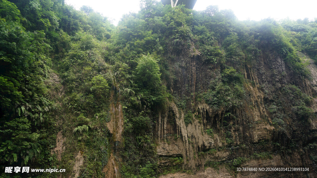 恩施翠绿山峦间的壮美自然景观