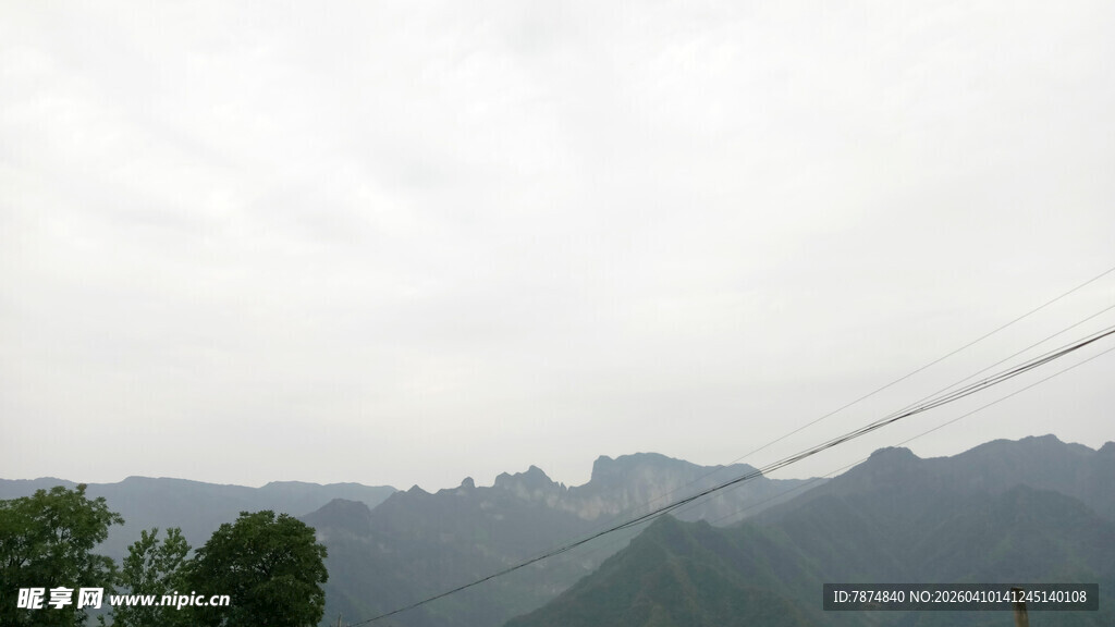 恩施山峦云雾间的自然景致