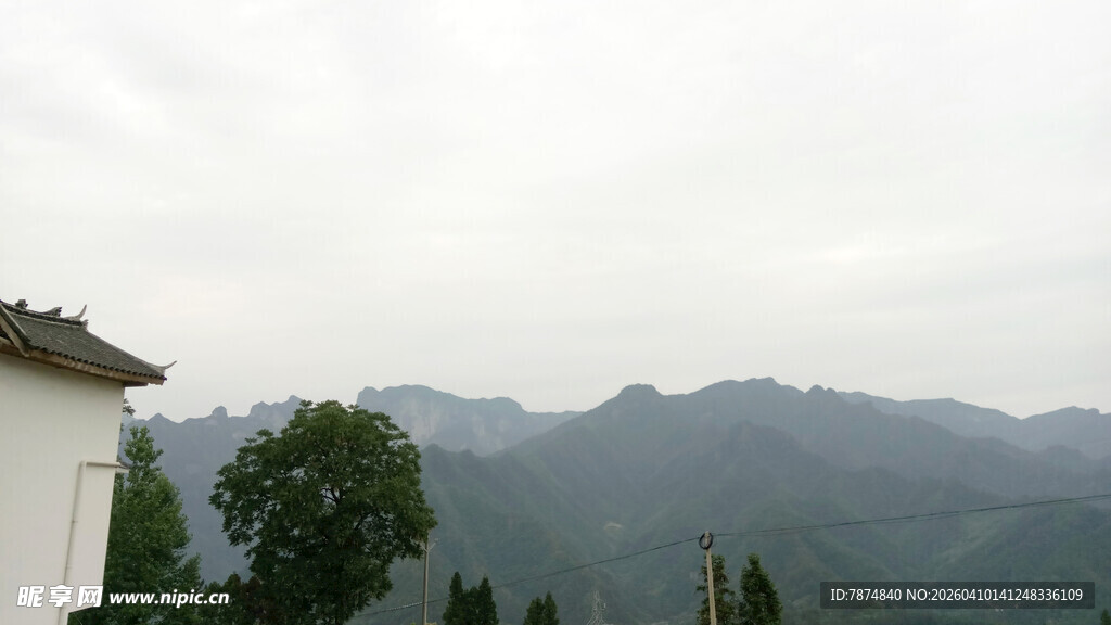 恩施山间房屋与朦胧远山