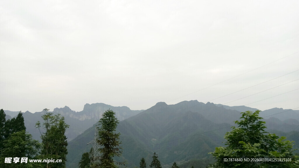 恩施山间绿树环绕的秀丽景致