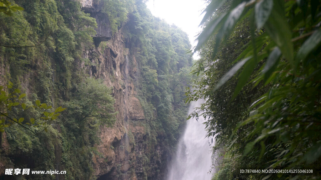 恩施山间瀑布 绿意环绕的美景