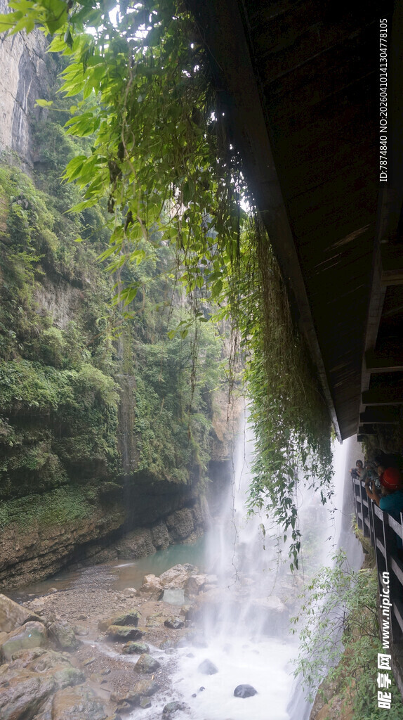 恩施山间瀑布 绿意盎然的美景