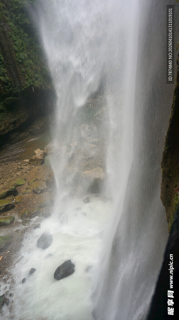 恩施山间瀑布水流倾泻而下