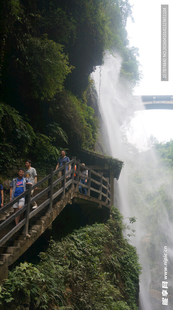 恩施山间栈道赏壮丽瀑布景观
