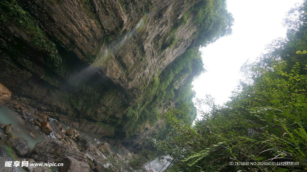恩施山间瀑布下的葱郁自然景