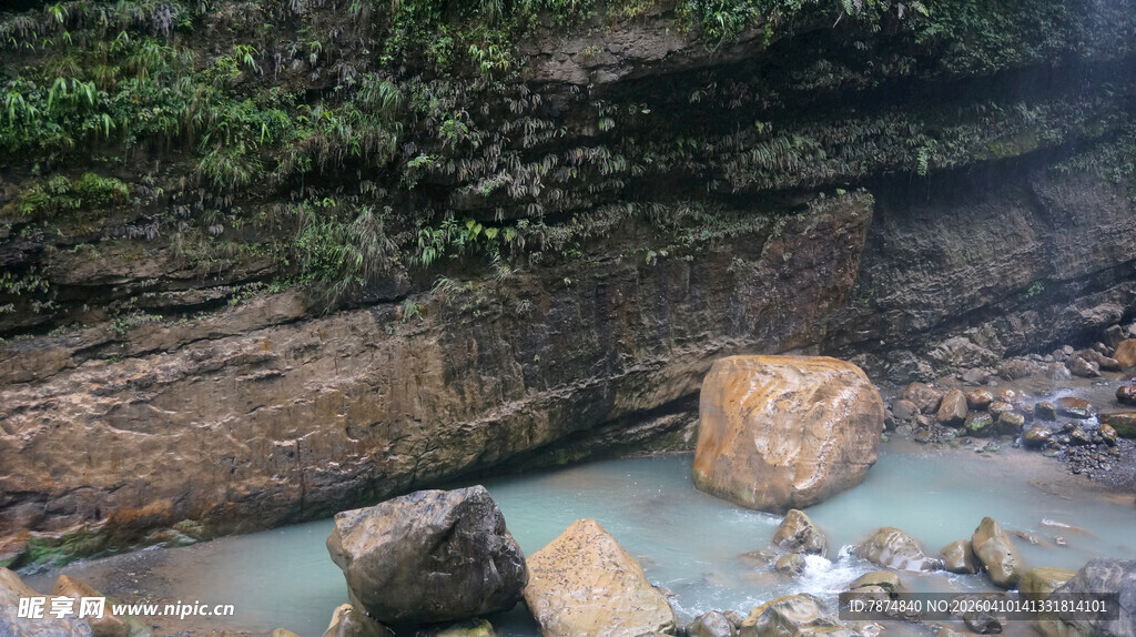 恩施山间幽潭 奇石碧水之景
