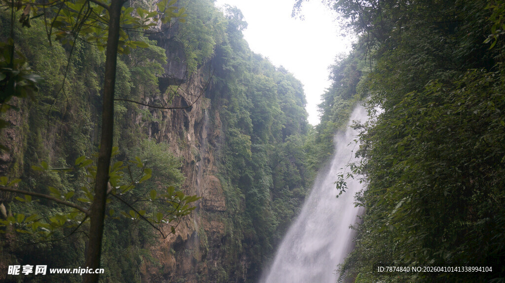 恩施山间飞瀑 绿意环绕之景