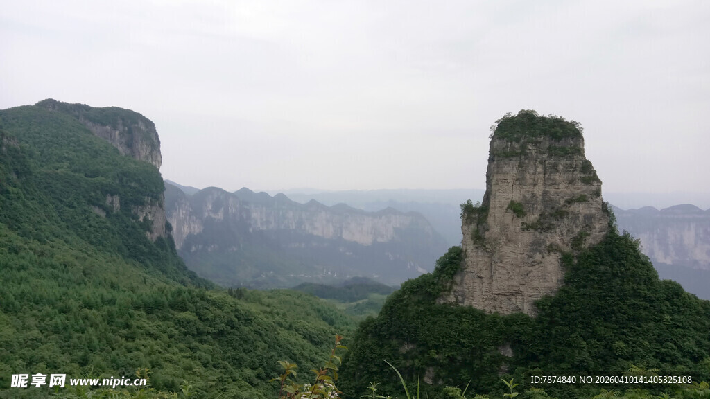 恩施奇峰屹立于葱郁山峦间