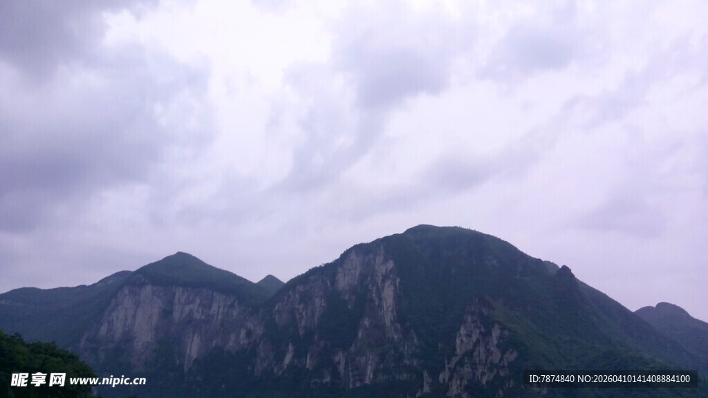 恩施云雾缭绕的壮丽山峦