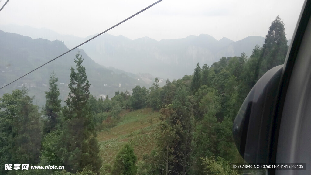 恩施车窗外的山林风景