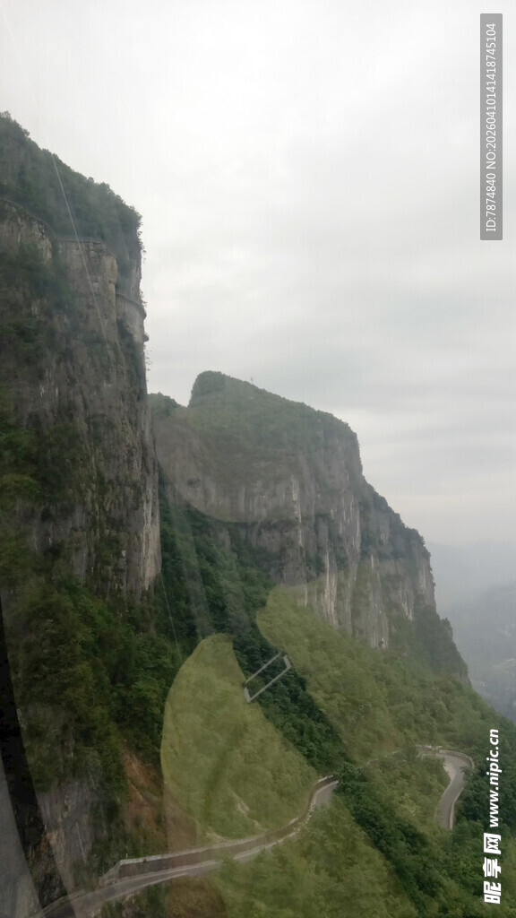恩施壮丽险峻的悬崖风光