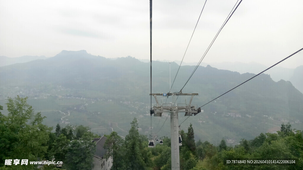 恩施山间索道穿行于绿树间