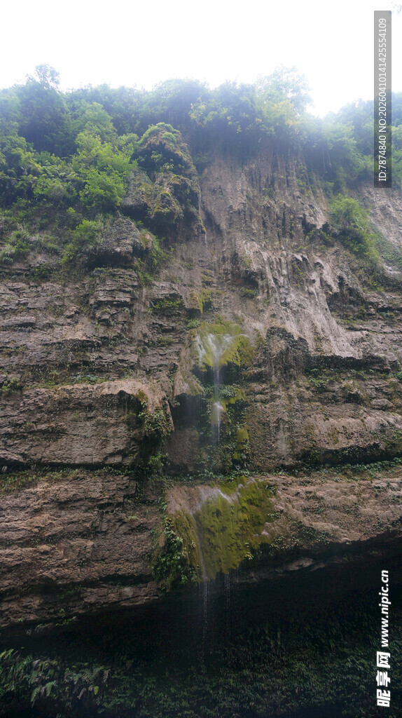 恩施陡峭崖壁 绿意点缀