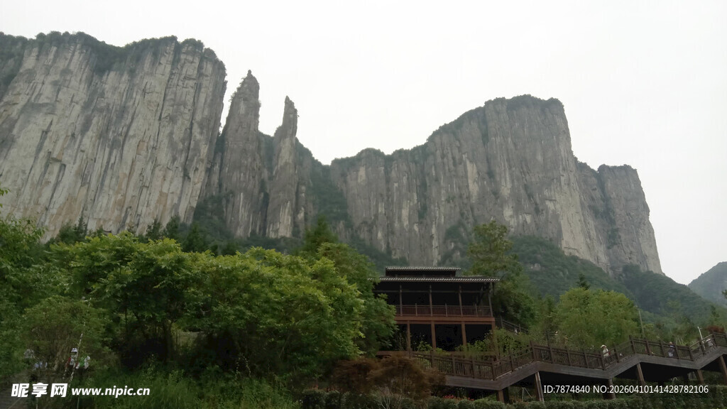 恩施奇峰环绕中的古朴建筑