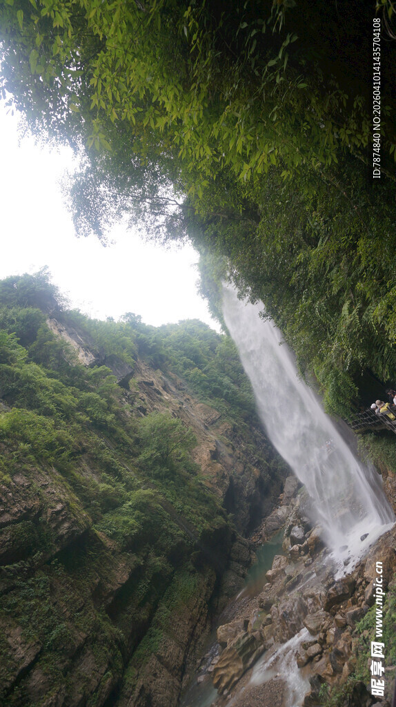 恩施山间瀑布景观