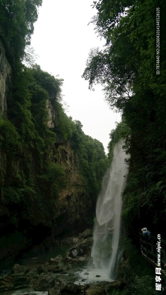 恩施山间瀑布 绿意环绕的美景