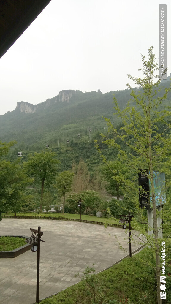 恩施山间幽静道路景观