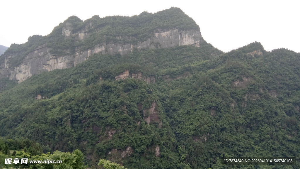 恩施翠绿山峦美景