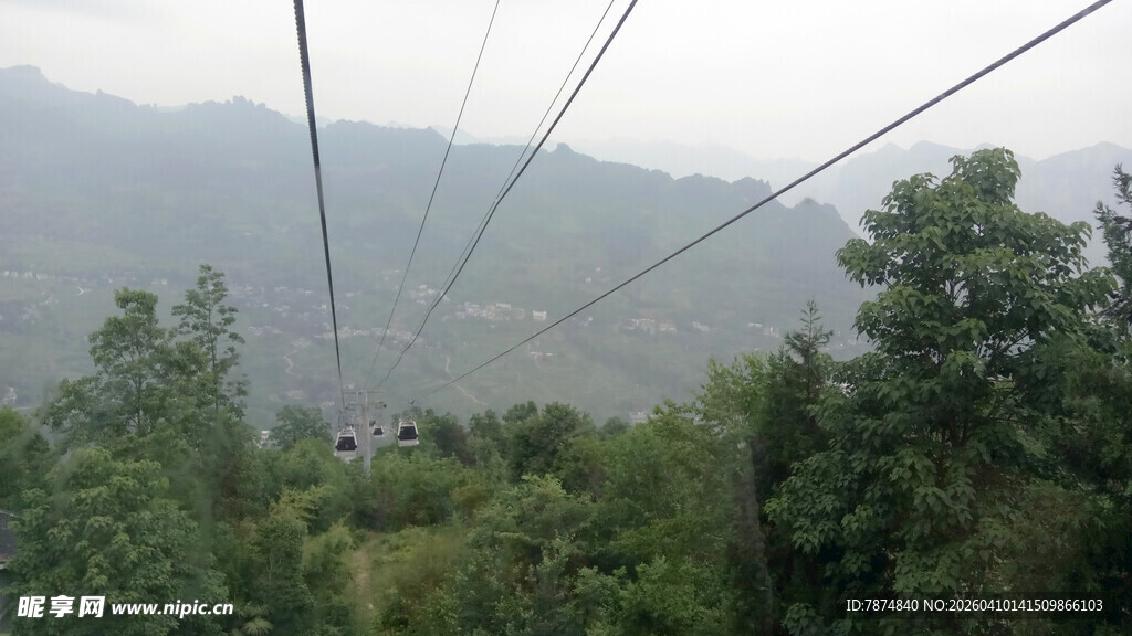 恩施山间缆车穿梭于葱郁林木