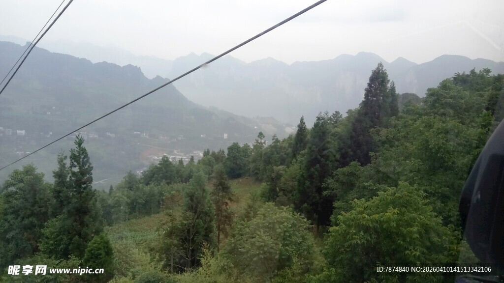 恩施山间缆车穿行葱郁山林