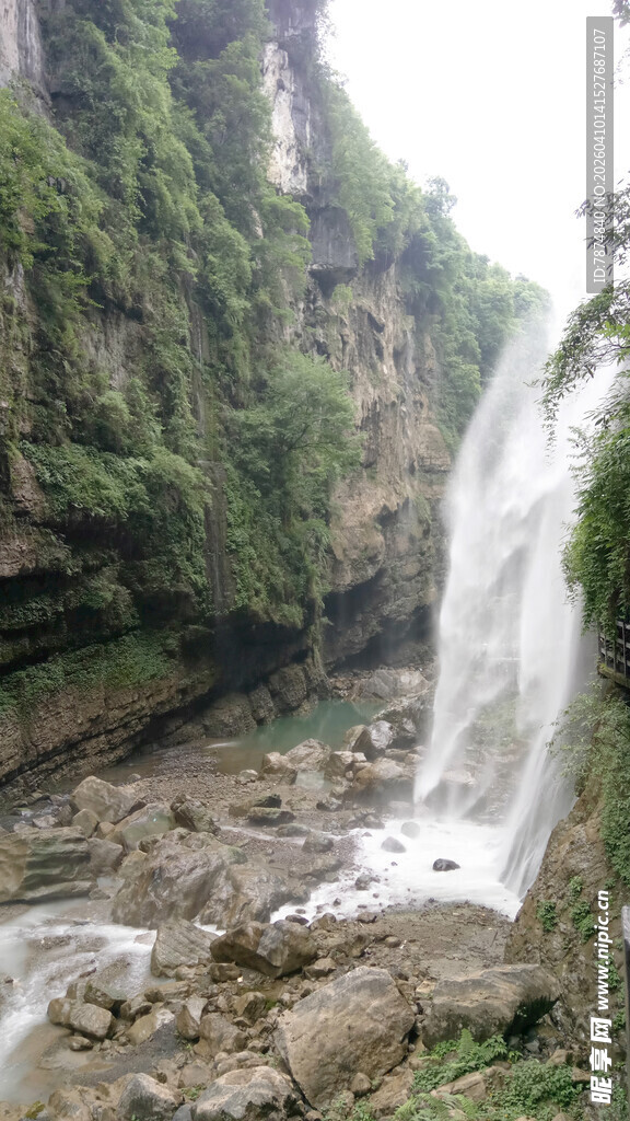 恩施山间瀑布景观